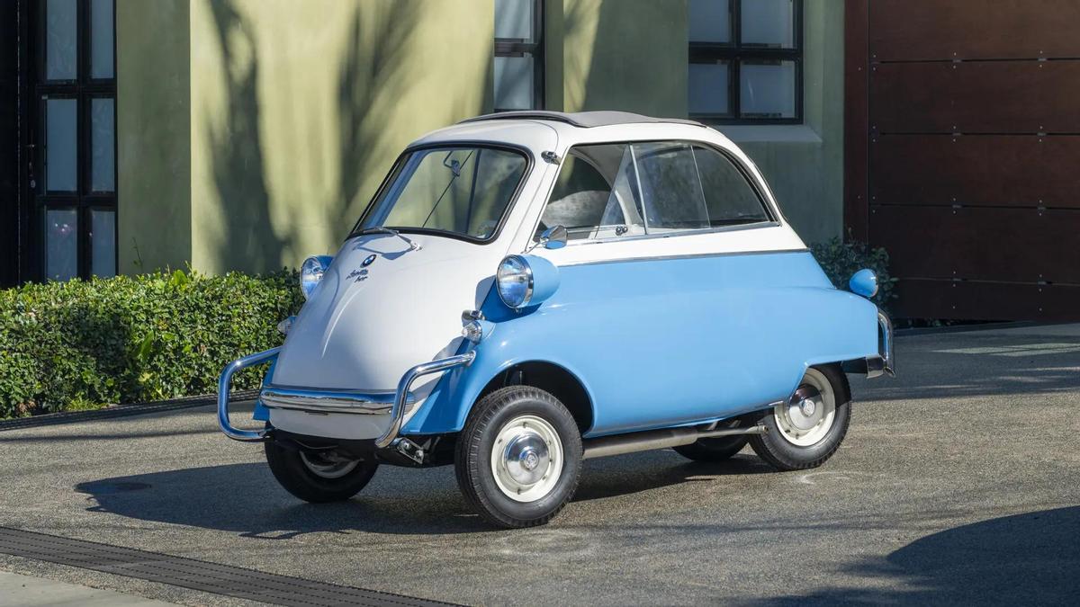 Este BMW Isetta 300 de 1957 tiene un color azul y blanco con el techo solar plegable gris. RM Sotheby’s estima que la puja esté entre unos 26.000 hasta los 34.500 euros.