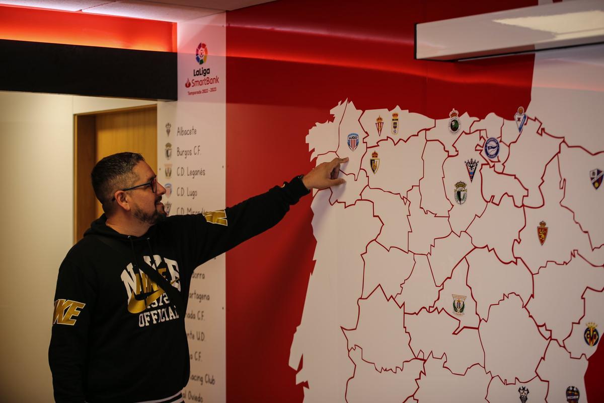 Gonza Bobadilla, seguidor argentino del CD Lugo, señala en el mapa la ciudad que ha visitado tras una odisea.