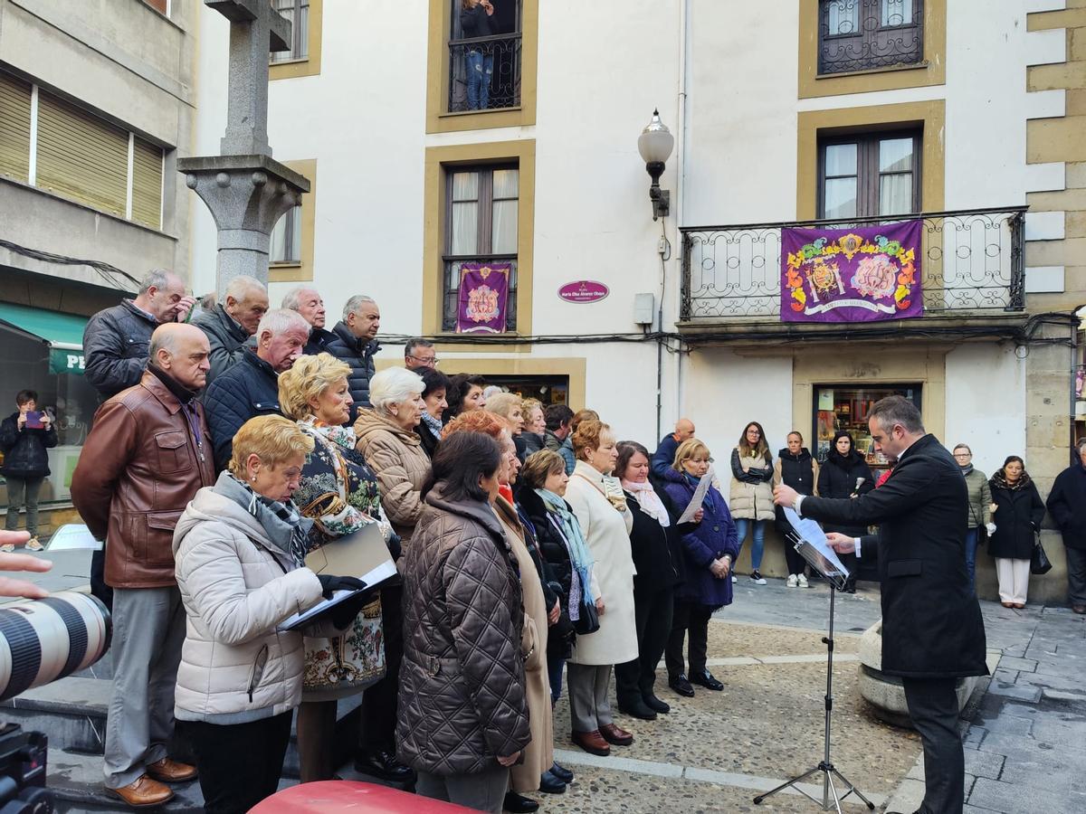 SEMANA SANTA VILLAVICIOSA 2023 | La procesión de la Soledad recorre ...
