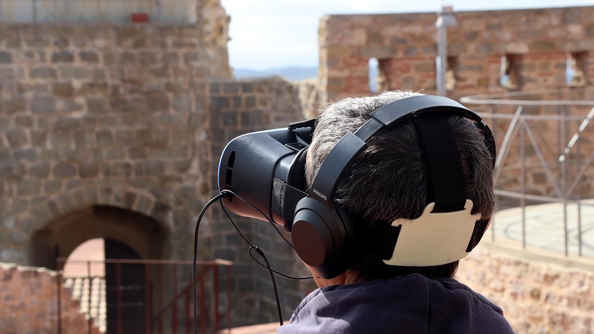 Un visitant al castell de Calaf amb les ulleres de realitat virtual posades