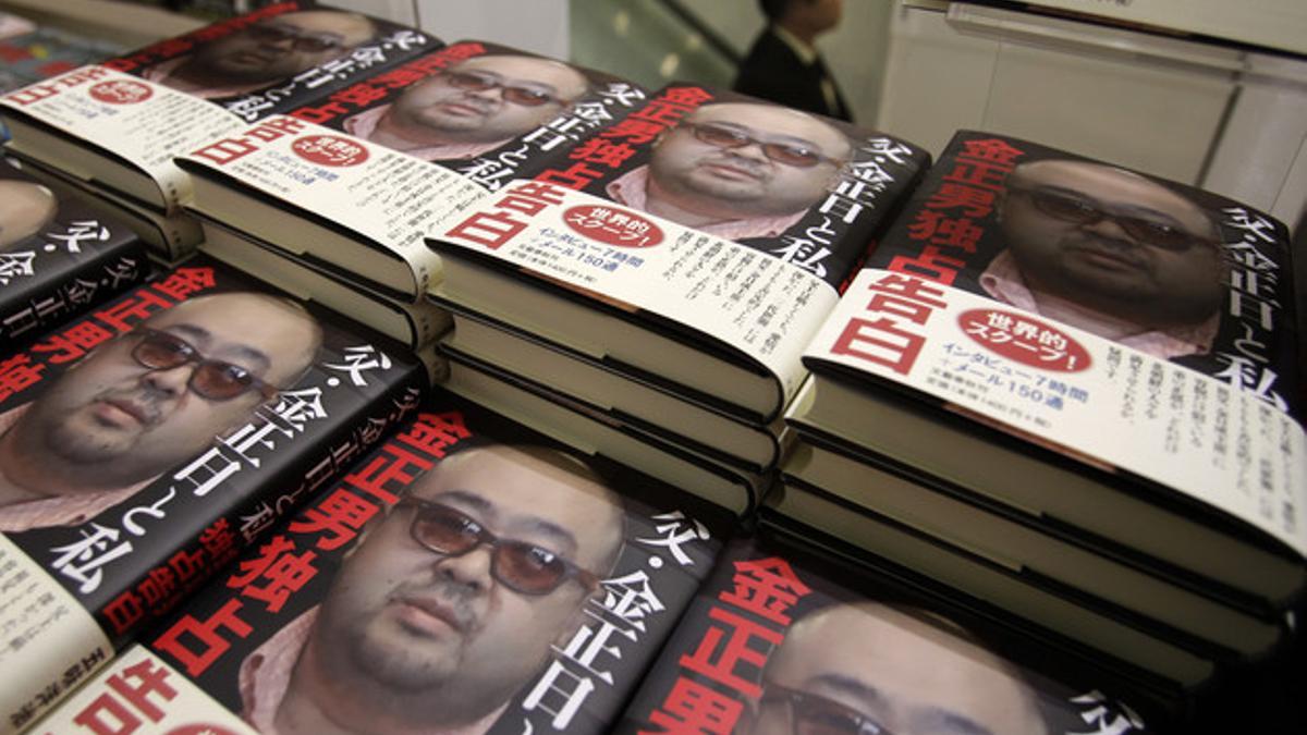 Ejemplares de la biografía del primogénito de Kim Jong-il en una librería de Tokio, el pasado miércoles.