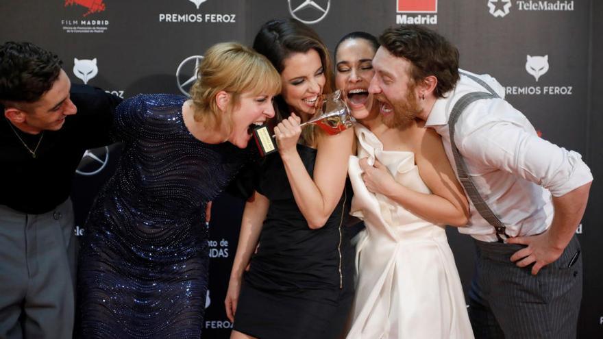 Celia Freijeiro celebra el premio con sus compañeros // David Fernández (Efe)