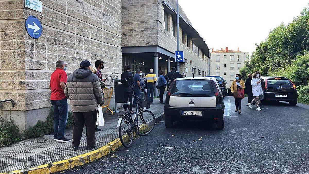 Colas de pacientes ante el centro de salud de Cangas, que ya habilitó la &quot;sala gripe&quot;.