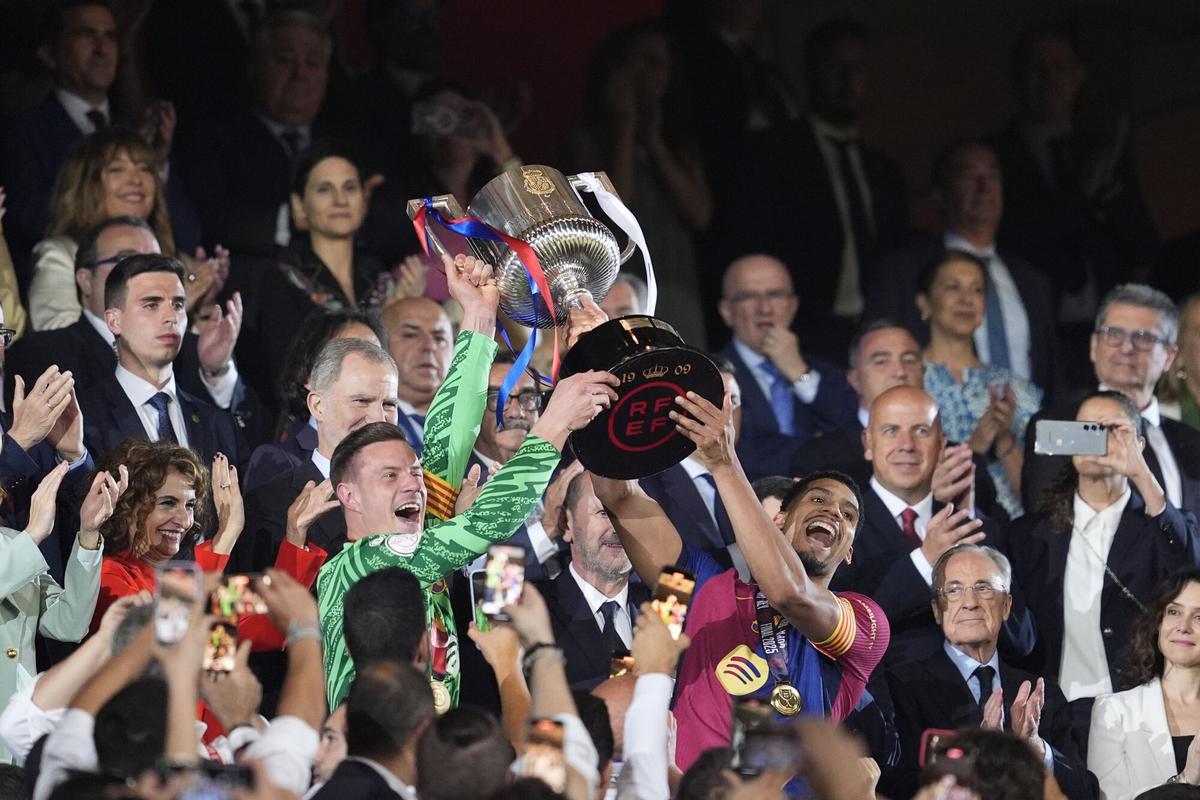 Marc-Andre ter Stegen and Ronald Araujo of FC Barcelona receives the trophy during the Spanish Cup, Copa del Rey, Final football match played between FC Barcelona and Real Madrid at La Cartuja Stadium on April 26, 2025 in Sevilla, Spain. AFP7 27/04/2025 ONLY FOR USE IN SPAIN. Joaquin Corchero / AFP7 / Europa Press;2025;SOCCER;SPORT;ZSOCCER;ZSPORT;FC Barcelona Vs Real Madrid - Final Copa Del Rey;
