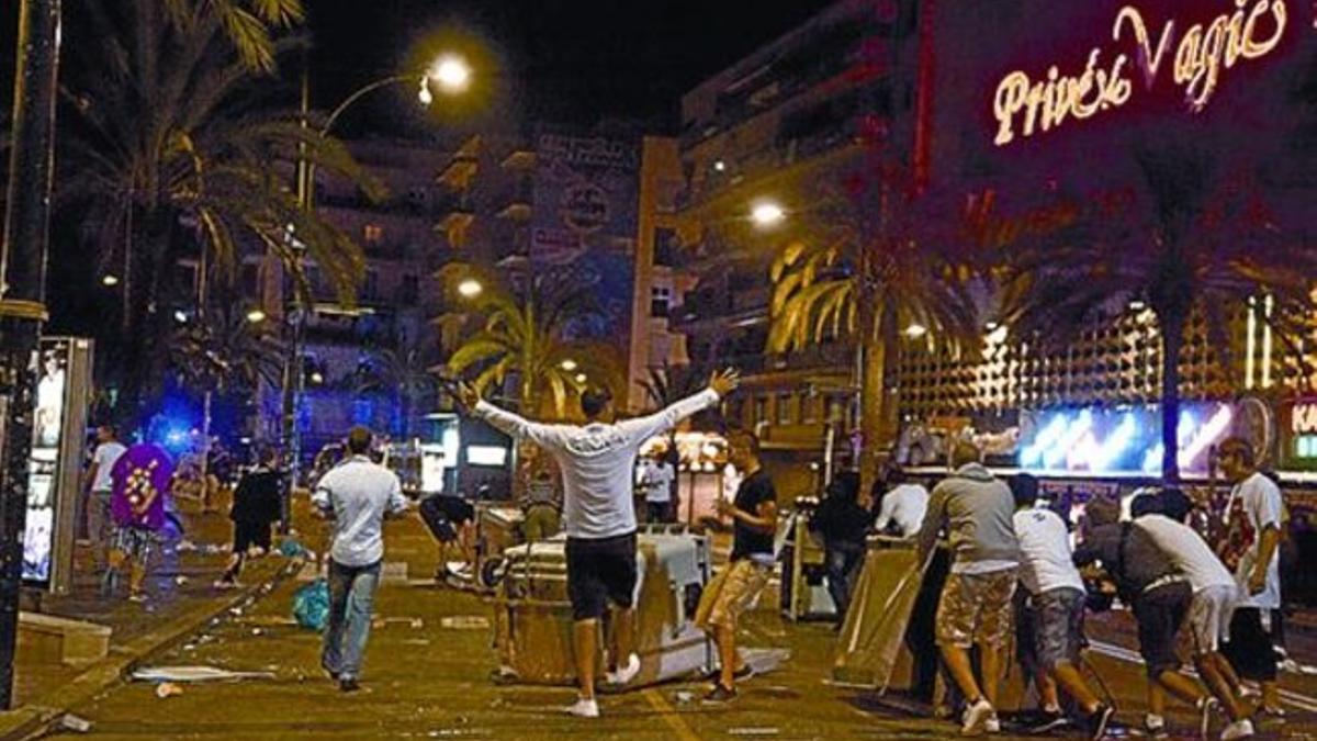 SEPTIEMBRE 3 Las mismas calles de Lloret fotografiadas anoche, cuando la temporada turística ya ha acabado.
