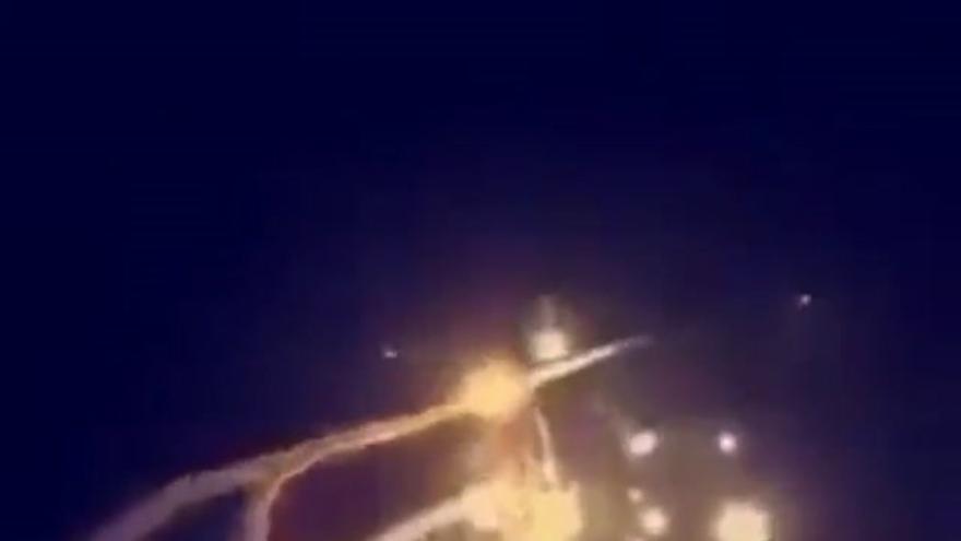Este vídeo capta el momento en que defensas antiaéreas sirias intentan interceptar misiles estadounidenses