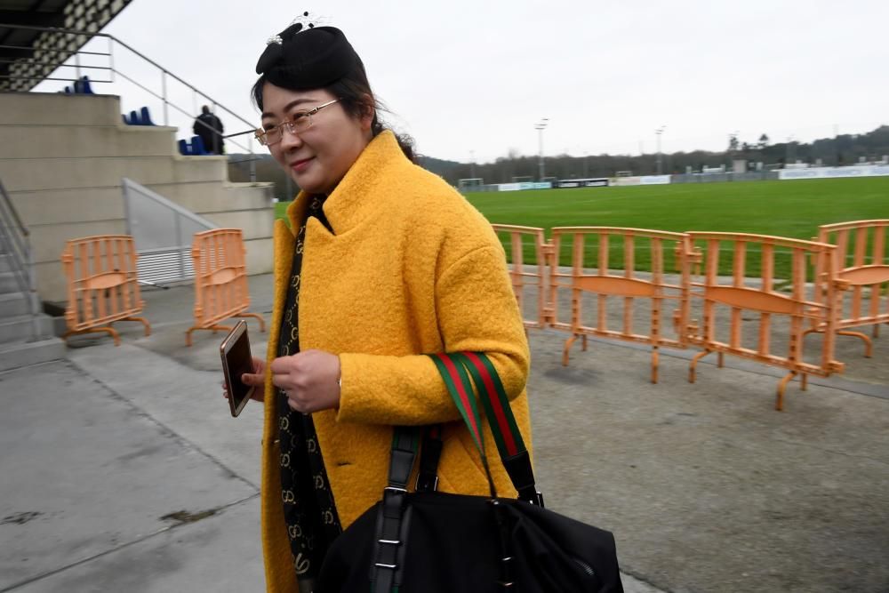 Emisarias chinas visitan al Deportivo en Abegondo