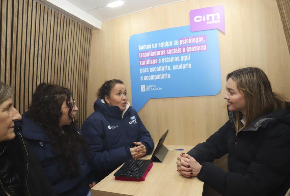 Conselleira y alcaldesa departen con técnicas en la unidad móvil. |