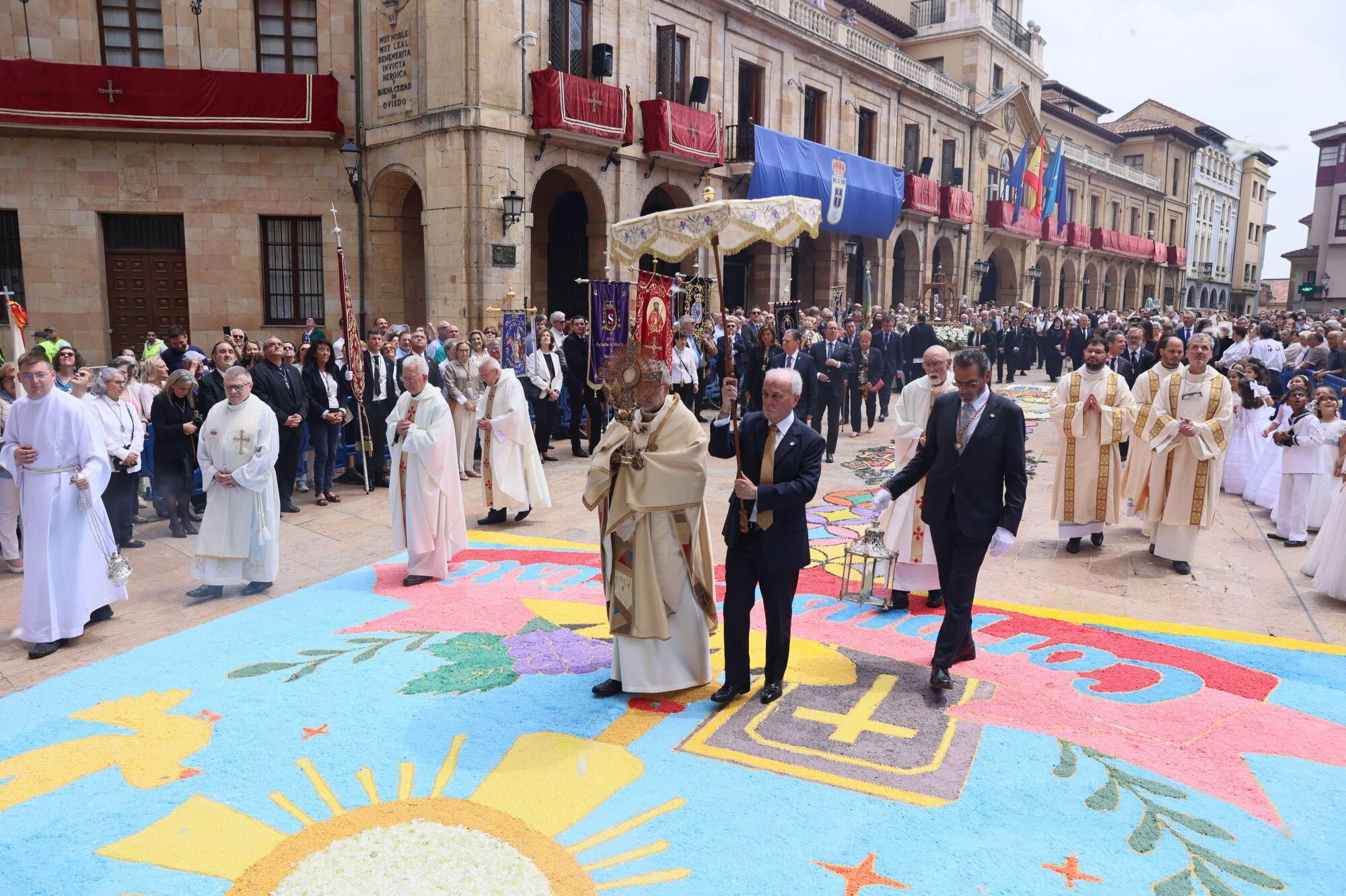 Así fue la misa del Corpus Christi en la catedral de Oviedo.