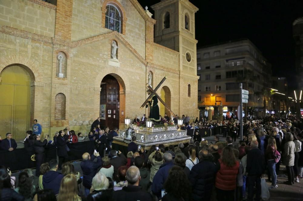 Algunas de las imágenes decanas de la Semana Santa se acercaron al mar y los paseos en Martes Santo