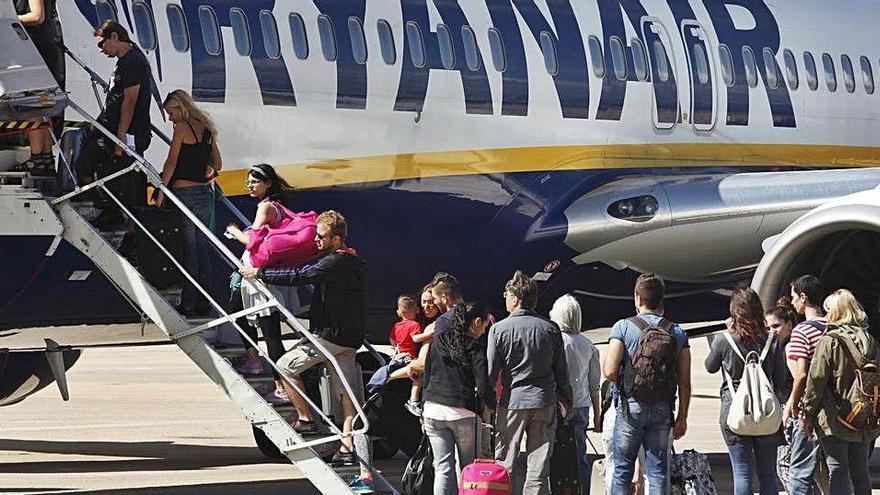 Passatgers pujant en un avió de Ryanair.