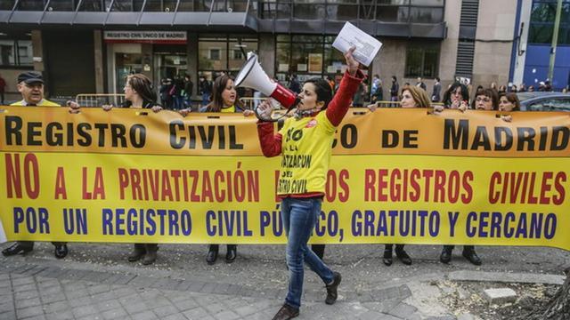 Trabajadores del Registro Civil protestan contra la privatización del organismo, el jueves en Madrid.