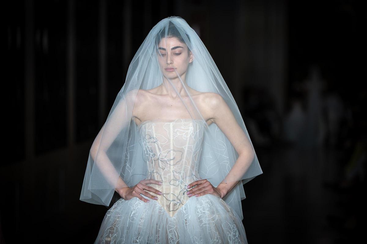 Barcelona Bridal Night: desfile nupcial de la firma Vivienne Westwood en el patio del edificio histórico de la Universitat de Barcelona