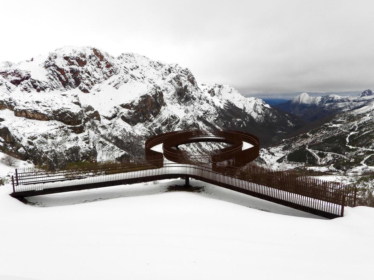EN IMÁGENES: La estampa navideña que luce Somiedo, uno de los principales destinos del puente festivo en Asturias