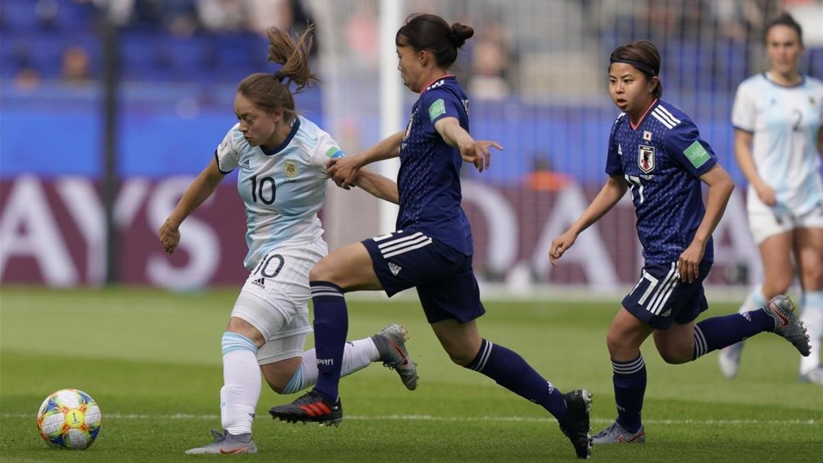 rpaniagua48575093 argentina s midfielder estefania banini  l  vies with japan 190610181727