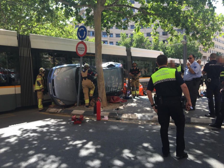 Un conductor herido al chocar con el tranvía en Valencia