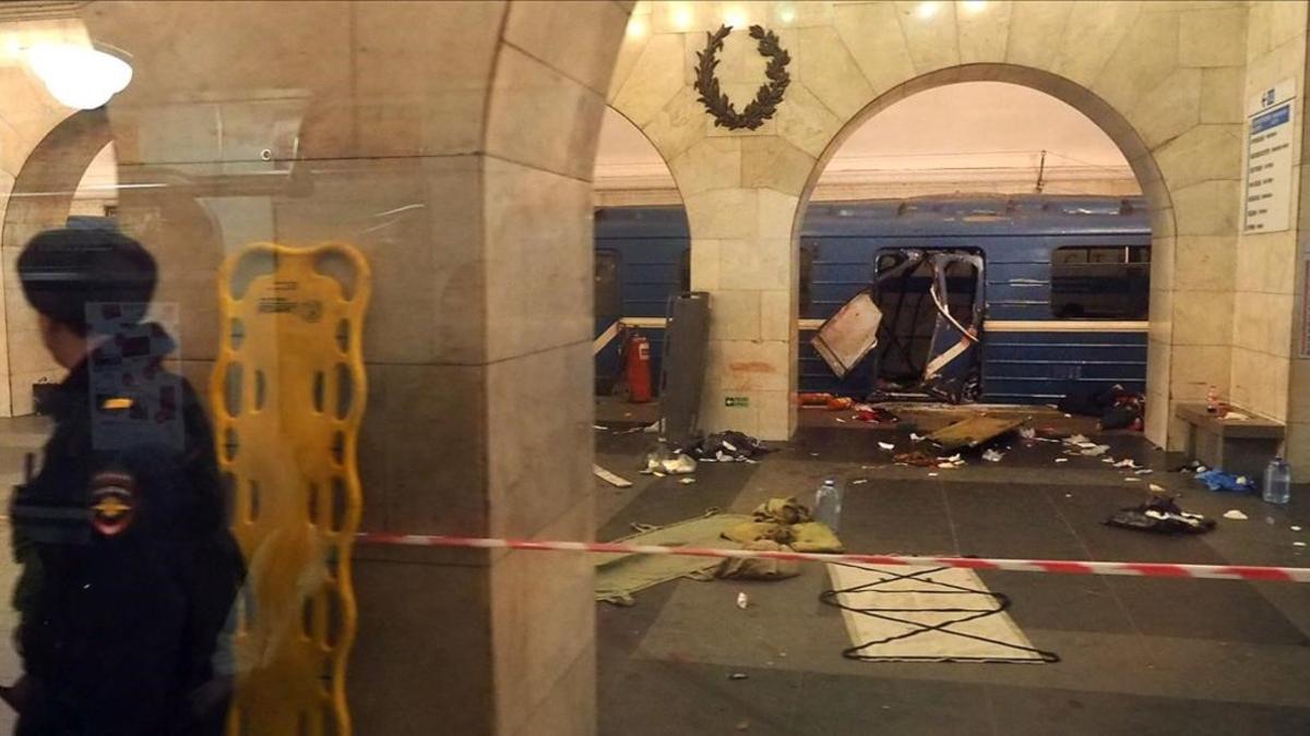Tren afectado por la explosión de un artefacto en la estación Instituto tecnológico de San Petesburgo.
