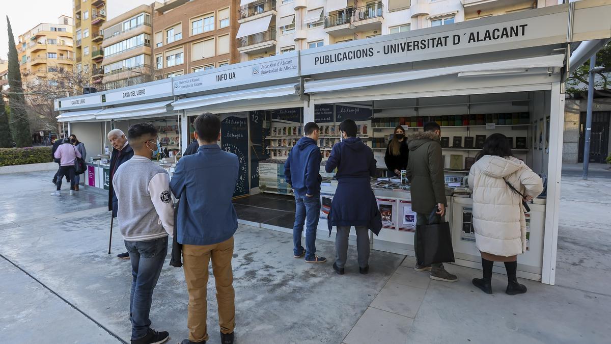 Caseta de la UA en la Feria del Libro de Alicante.