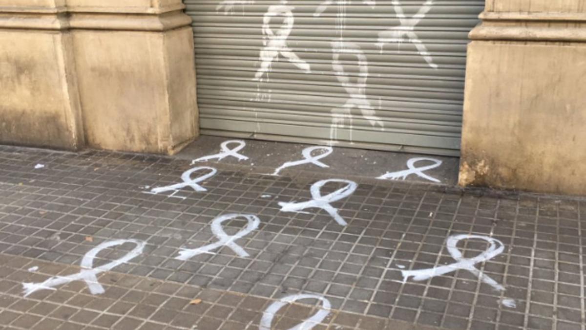 Lazos blancos pintados en la sede del PSC de Barcelona, esta madrugada.