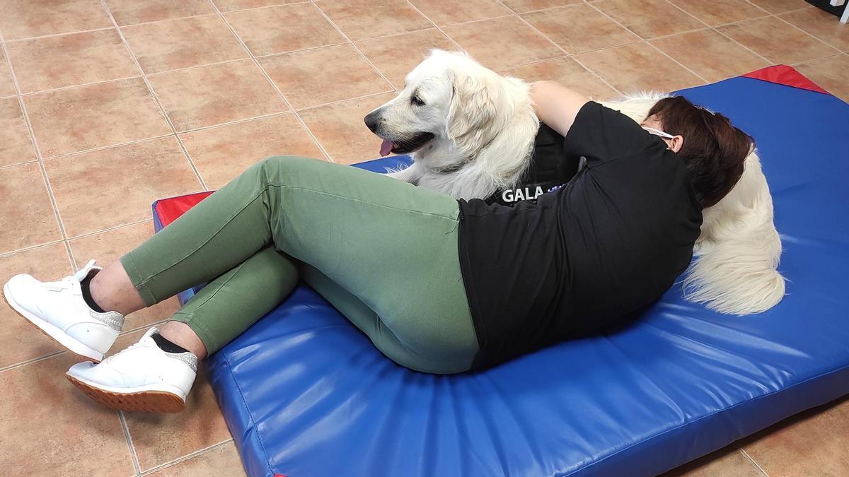 La perra Gala, con una paciente de la asociación