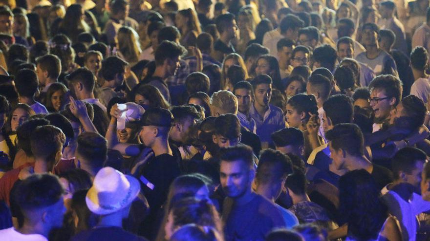 Jóvenes de fiesta en una edición anterior de la Feria de Málaga.