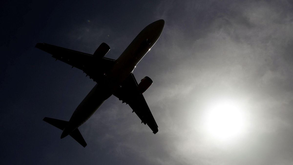 Un controlador aéreo se duerme y deja a un avión dando vueltas por el Mediterráneo durante media hora