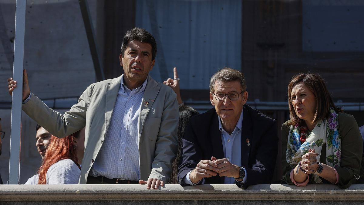 (I-D) El presidente del Partido Popular de la Comunidad Valenciana, Carlos Mazón; el presidente del PP, Alberto Núñez Feijóo y la secretaria general del PPCV y candidata a la Alcaldía de València, María José Catalá, en el balcón del Ayuntamiento de Valenc