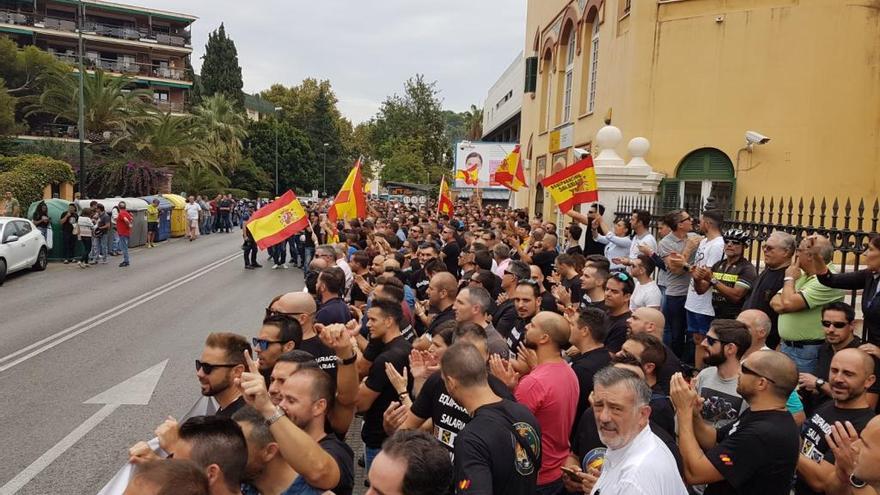 Concentración frente a la puerta de la Subdelegación.