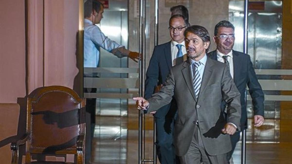 El diputado Oriol Pujol, acompañado de Jordi Turull, anoche, después de 10 horas de declaración ante el juez.