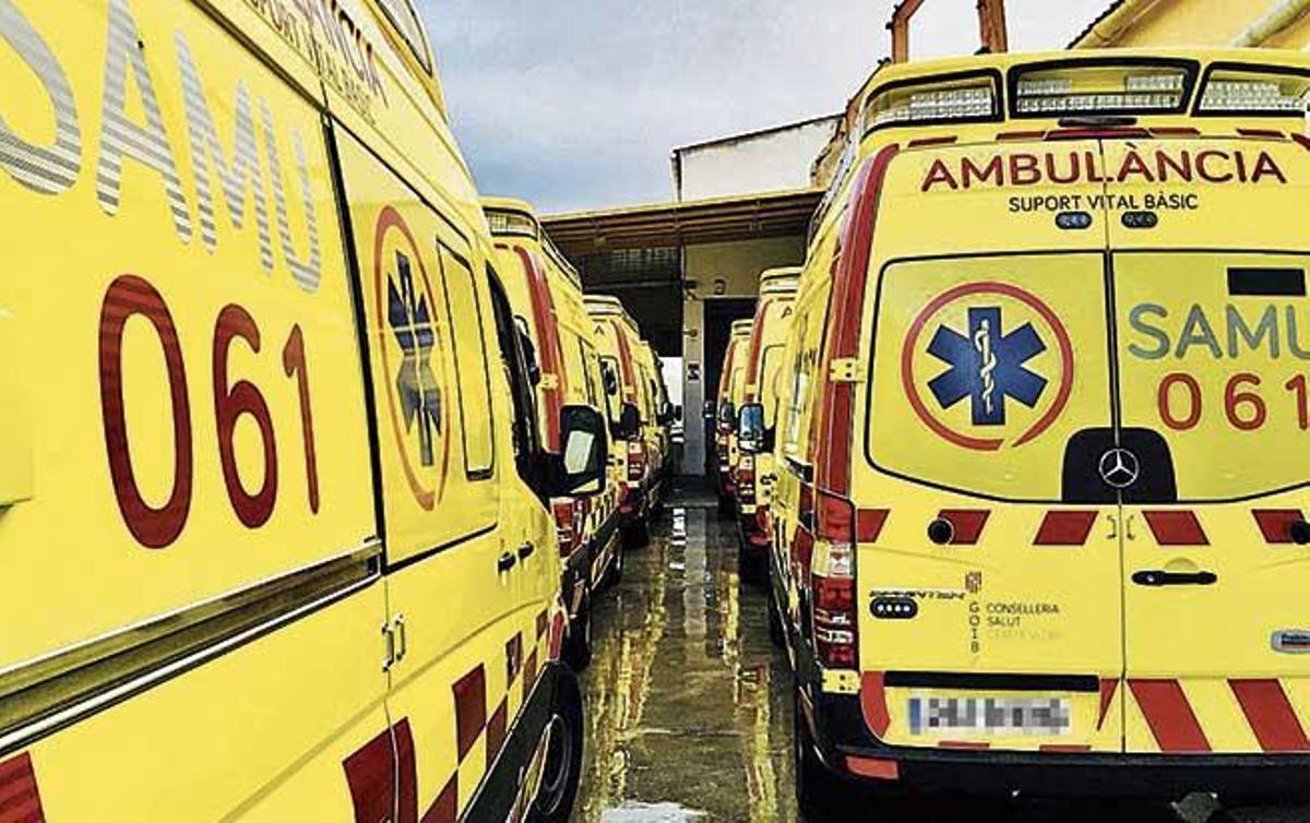 Una imagen de archivo de varias dotaciones de ambulancias del SAMU 061.