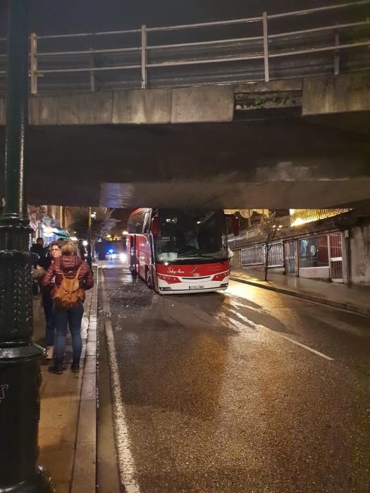 Un bus de Burgos se suma al listado de vehículos que desde hace años se quedan atrapados en el viaducto que enlaza la AP-9 con Lepanto debido a su gálibo, de solo 2,5 metros.