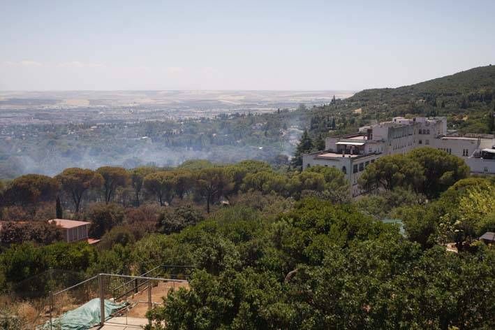 Las imágenes del incendio en el entorno del hospital de Los Morales.