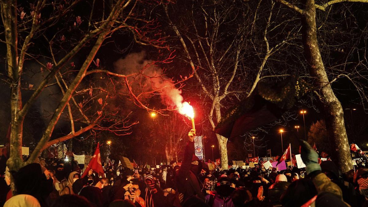 Manifestación de la oposición contra la detención del alcalde de Estambul, este lunes en la capital turca.