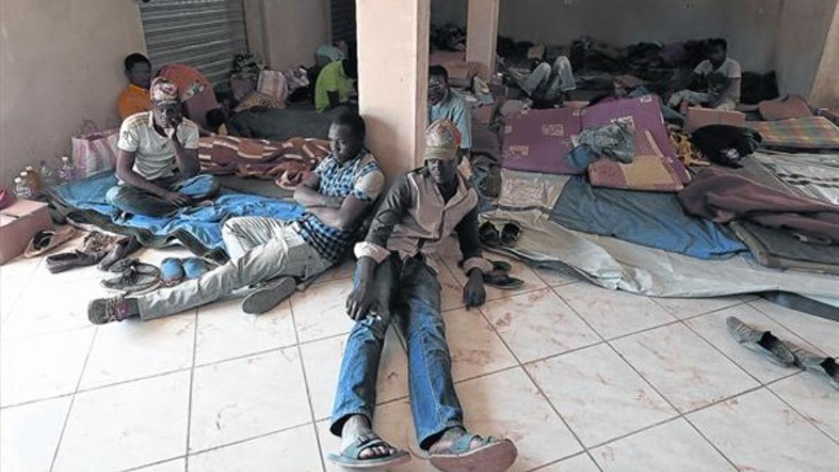Inmigrantes subsaharianos yacen tras una larga travesía en unas instalaciones habilitadas por una oenegé en Túnez.