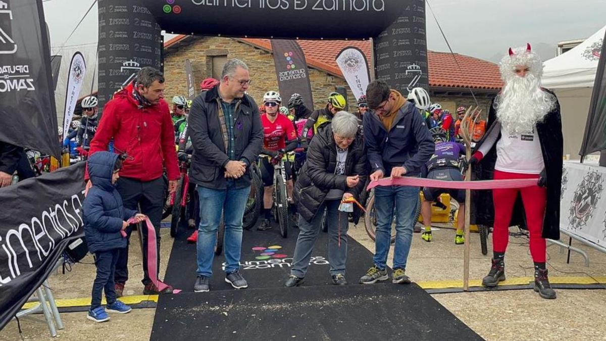 Corte de la cinta antes de la disputa de la prueba. | Diputación de Zamora