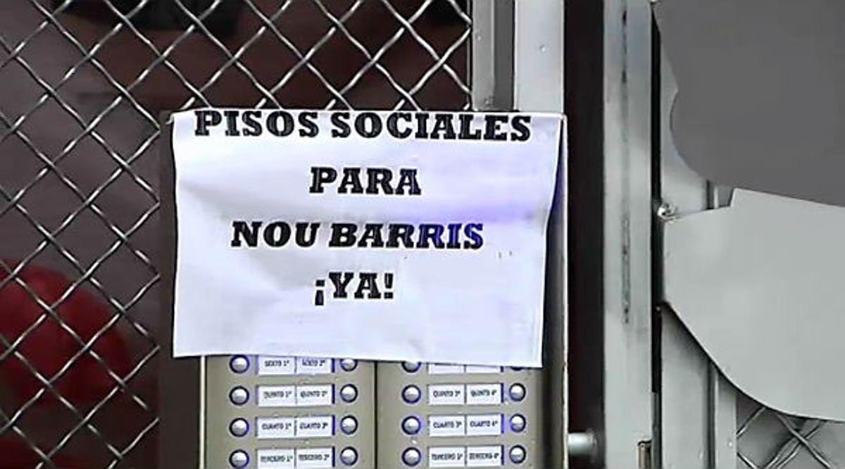 Veïns de Nou Barris ocupen un edifici a Torre Baró.