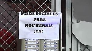 Veïns de Nou Barris ocupen un edifici a Torre Baró.