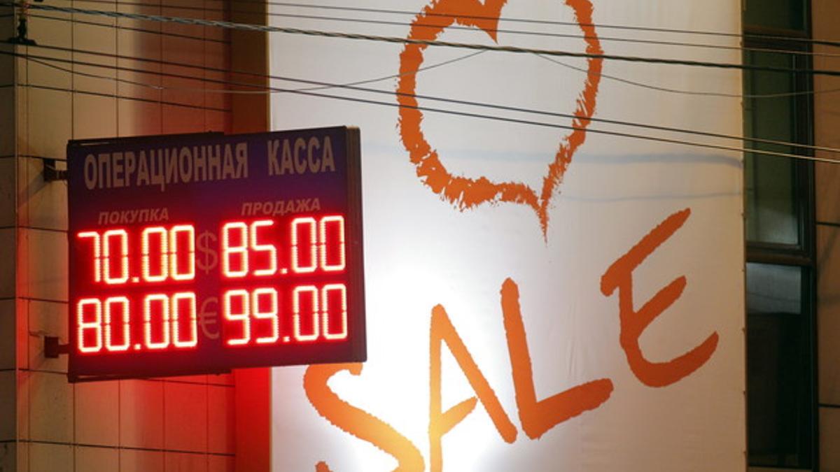 Oficina de cambio de divisas junto a un letrero de un centro comercial, el martes en Moscú.