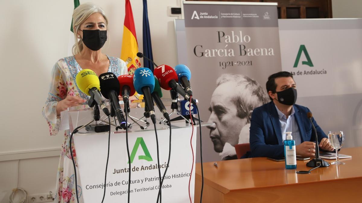 Patricia del Pozo, durante la presentación del programa conmemorativo del centenario de García Baena, ante la presencia de José María Bellido.