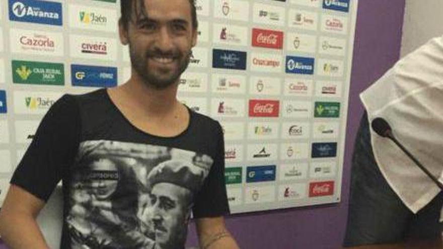 Nuno Silva vesteix una samarreta de Franco en la seva presentació com a nou jugador del Jaén