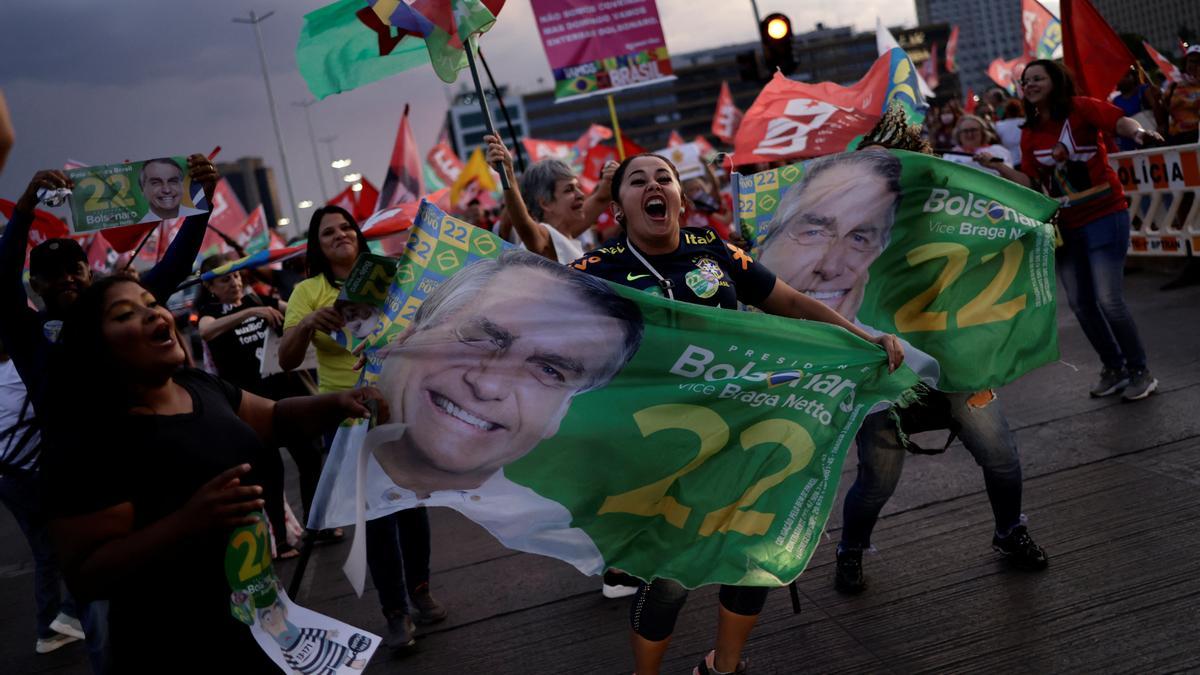 Las armas arrojadizas de los seguidores de Lula y Bolsonaro.