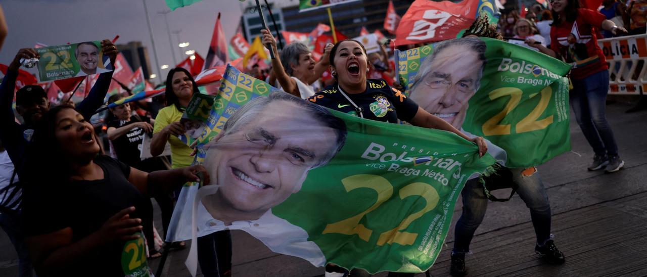 Las armas arrojadizas de los seguidores de Lula y Bolsonaro.