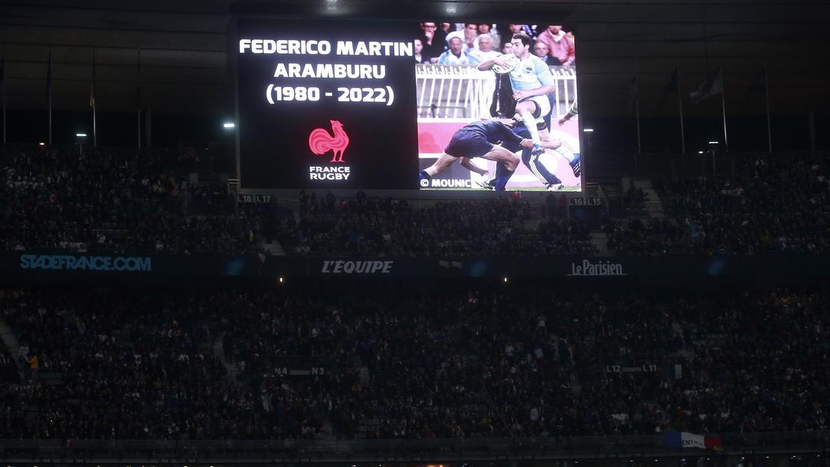 Una pantalla recuerda a Federico Martin Aramburu en el estadio de Saint Denis.