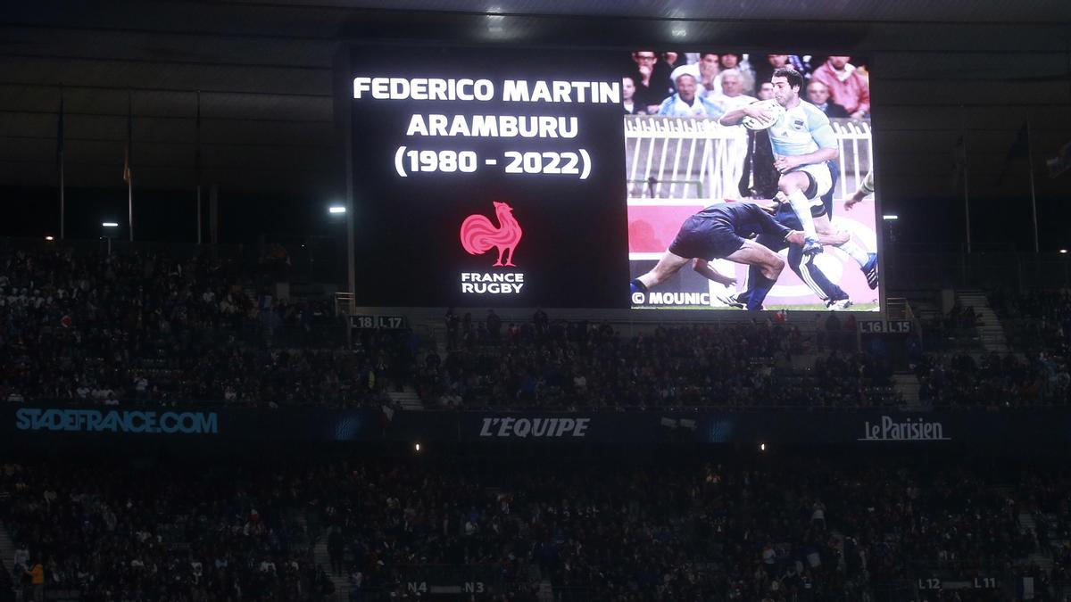 Una pantalla recuerda a Federico Martin Aramburu en el estadio de Saint Denis.