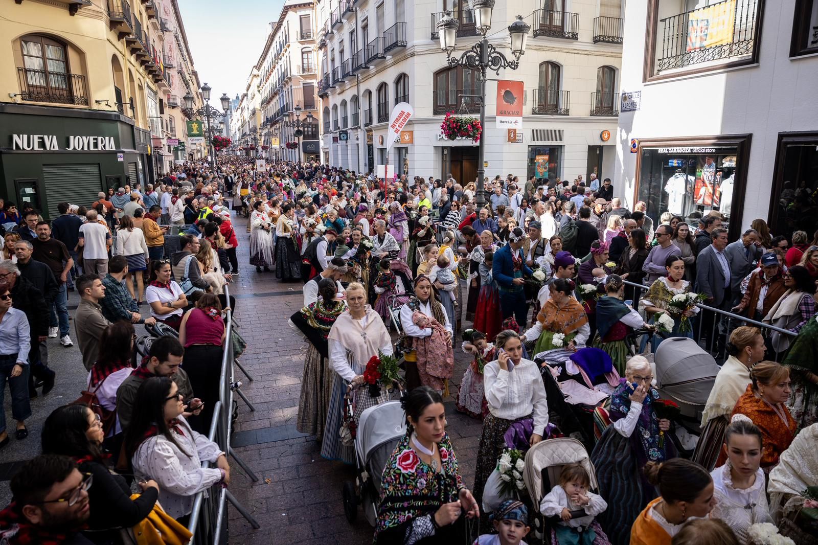 En imágenes | Zaragoza vive su día grande con la Ofrenda de Flores a la Virgen del Pilar