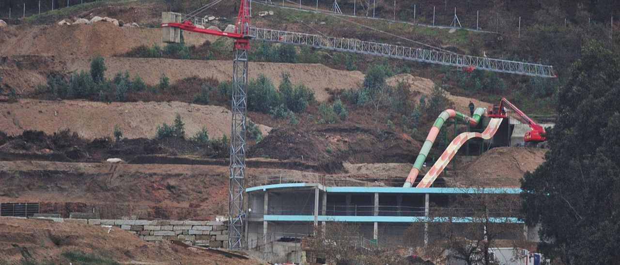 Dos de los toboganes que llevará la instalación en su zona de adultos ya se pueden apreciar en el desarrollo de las obras. |  // I. ABELLA