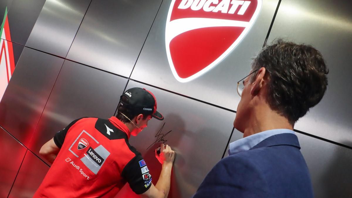 Marc Márquez fue el padrino de excepción en la apertura del nuevo concesionario Ducati en Barcelona