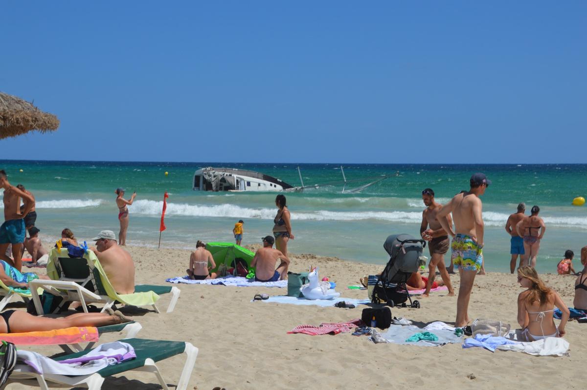 Segelboot am Strand von Cala Millor gekentert