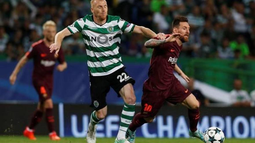 Mathieu obstaculiza a Messi en una acción del partido de ayer, en Lisboa.