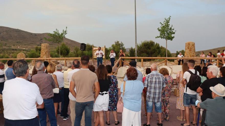 Un momento de la inauguración del mirador de La Paca a la que asistieron decenas de vecinos de la pedanía.